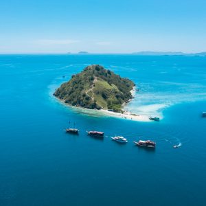 komodo island sailing tour