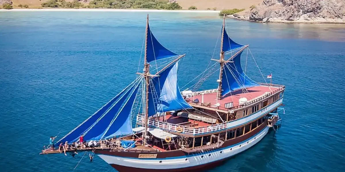 Phinisi boat Mutiara Cruise in Labuan Bajo