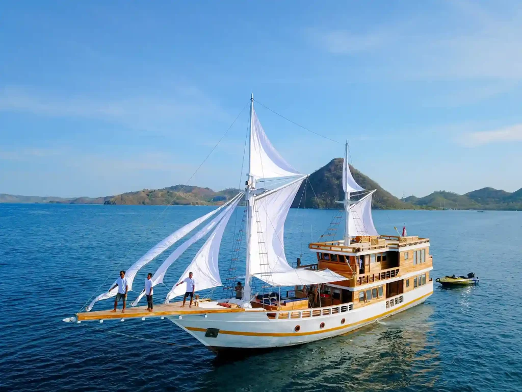 Top Rated Boats komodo tour 3D2N share trip, Barakati Cruise Phinisi - KomodoLuxury