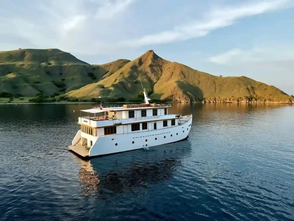 Le Costa Yacht Cruise - Top Rated Boats komodo tour 3D2N share trip
