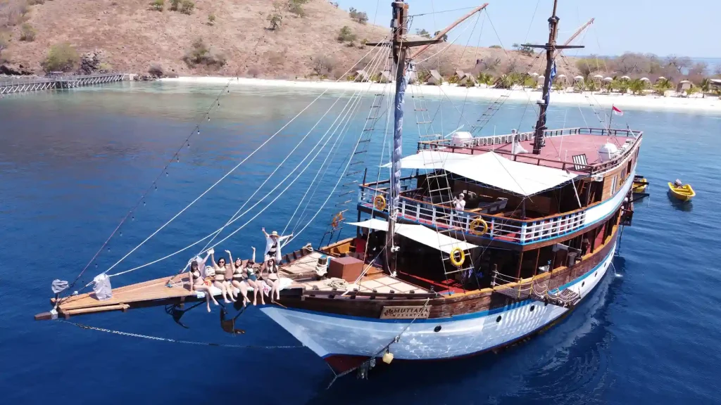 Komodo Island Yacht Cruise Party - KomodoLuxury