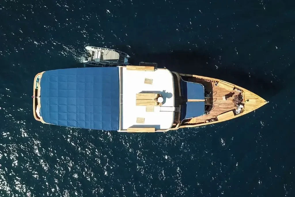 Magia II Yacht Cruise Exterior - Komodo Luxury