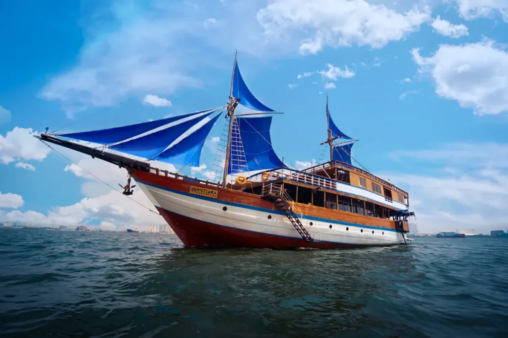 Mutiara Yacht Cruise Exterior - Komodo Luxury