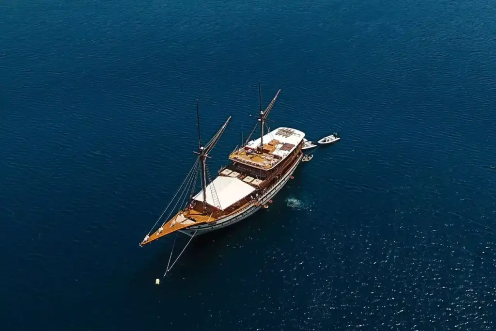 Prana Yacht Cruise Exterior 1 - Komodo Luxury