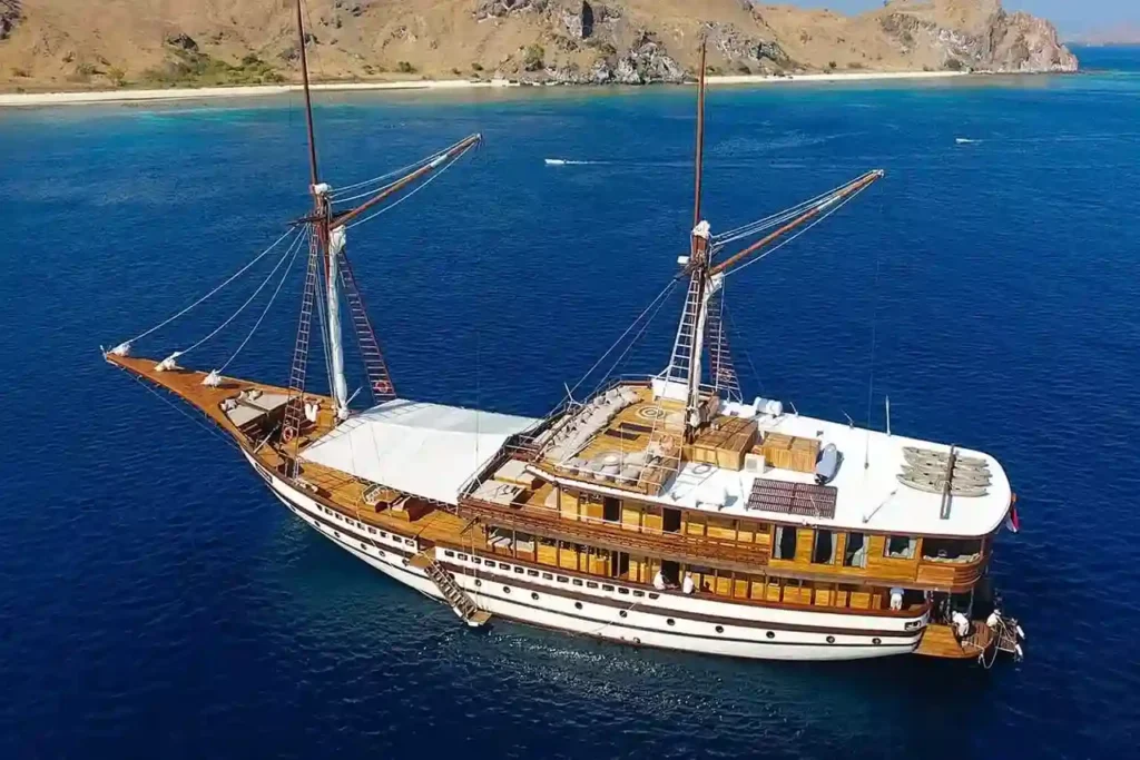 Prana Yacht Cruise Exterior 1 - Komodo Luxury
