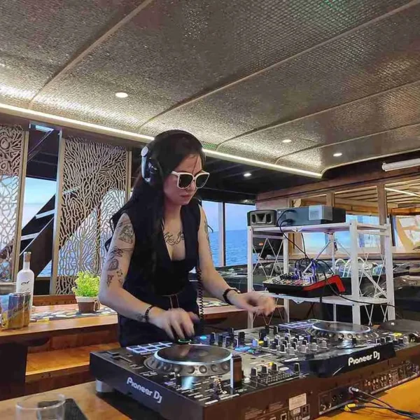 Liveaboard with Party Boat
