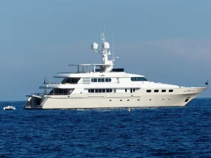 Luxury Yacht (source: pickpik)