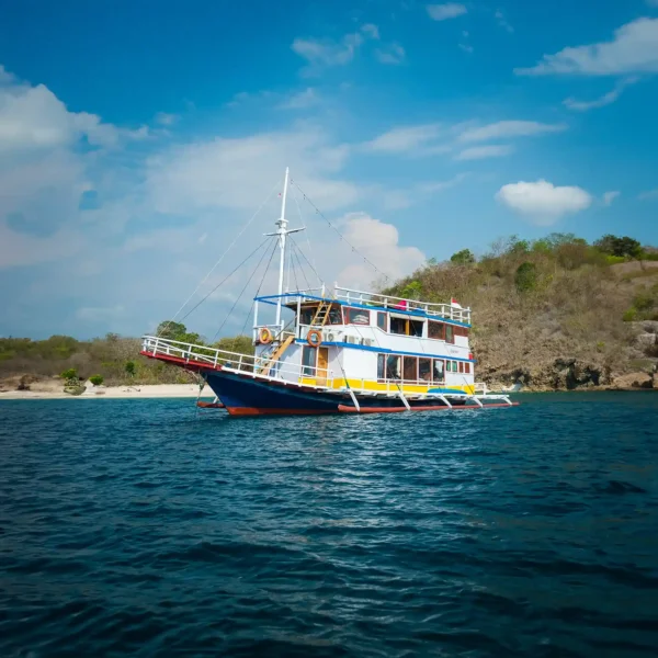 3 Island Yacht Cruise Phinisi - KomodoLuxury