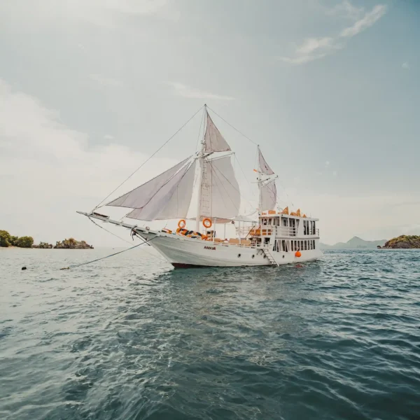 Akasa Yacht Cruise Phinisi - KomodoLuxury