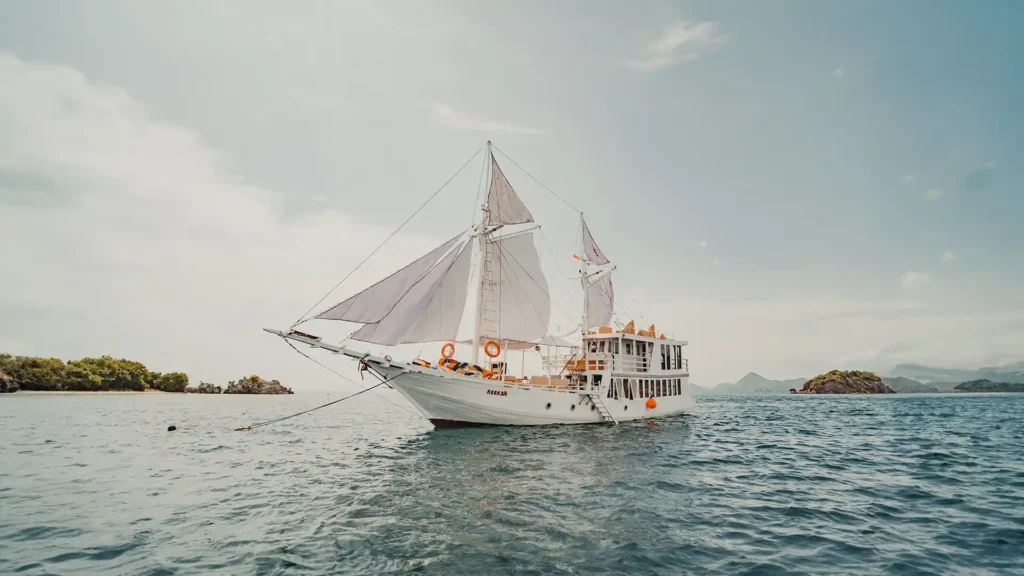 Akassa Yacht Cruise Phinisi - KomodoLuxury