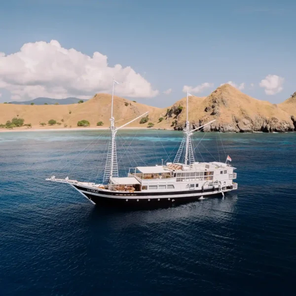 Aliikai Voyage Yacht Cruise Phinisi Chartter by Komodo Luxury