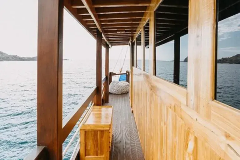 Chill Space in Dream Ocean - Komodo Luxury