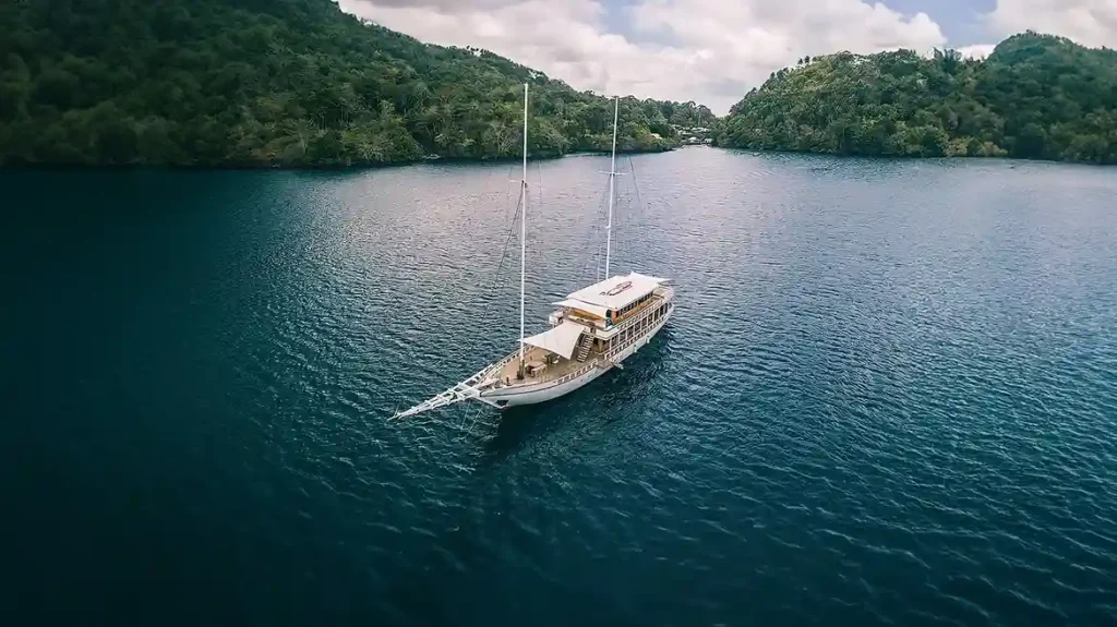 Fenides Yach Cruise Phinisi Charter by Komodo Luxury