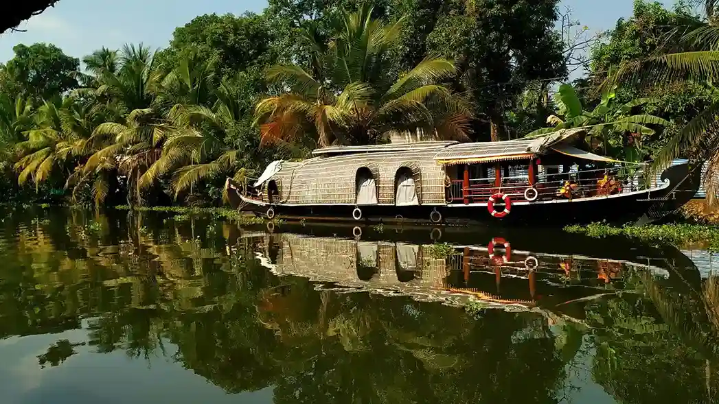 Kerala Backwaters in India - Komodo Luxury