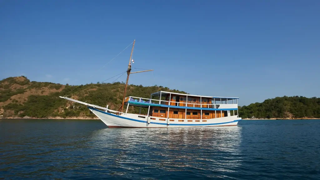 La Dyana Yacht Cruise Phinisi Charter by Komodo Luxury