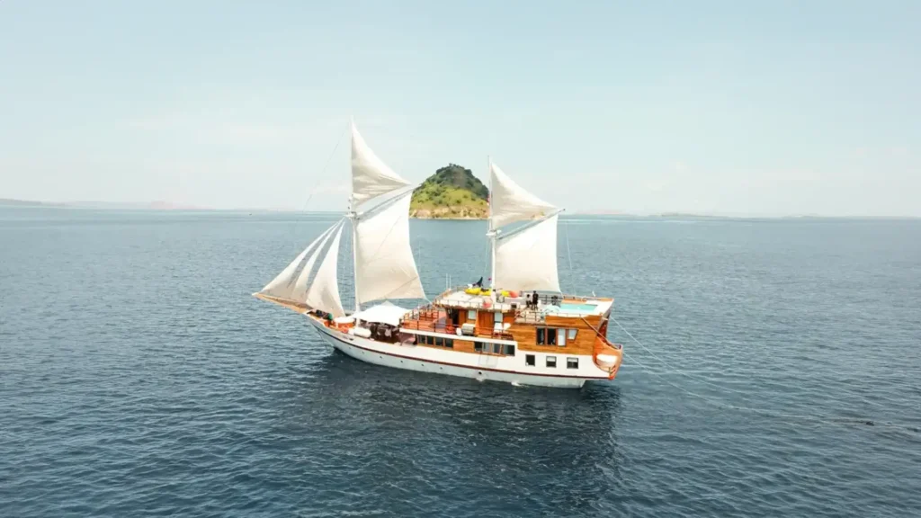 Lady Grace Yacht Cruise Phinisi Charter by Komodo Luxury