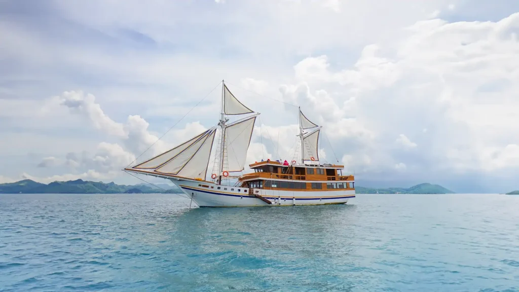 Lamain 1 Yacht Cruise Phinisi Charter by Komodo Luxury