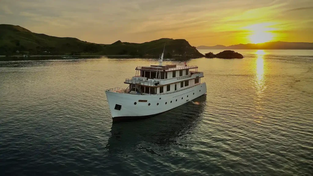 Le Costa Yacht Cruise Phinisi Charter by Komodo Luxury