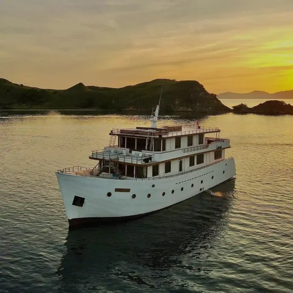 Le Costa Yacht Cruise Phinisi Charter by Komodo Luxury