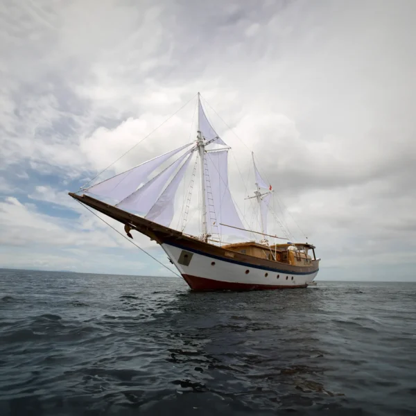 Leyla Yacht Cruise Phinisi - KomodoLuxury