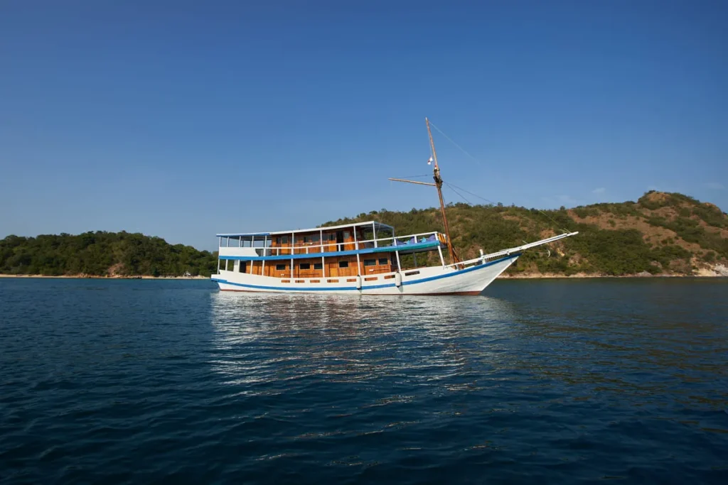 La Dyana Cruise Phinisi Exterior - KomodoLuxury