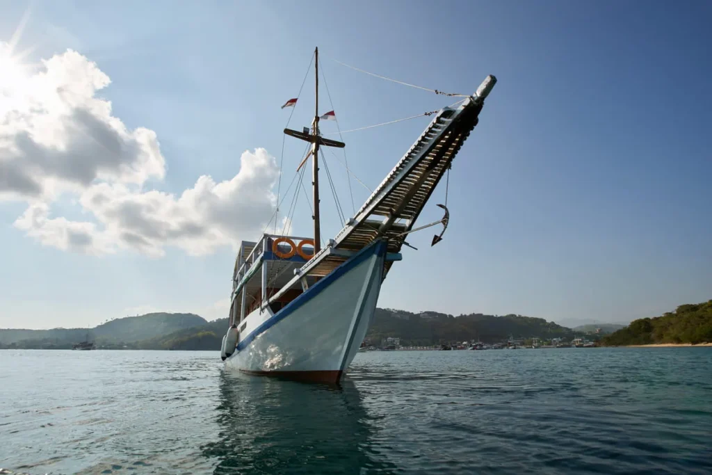 La Dyana Cruise Phinisi Exterior2 - Komodo Luxury