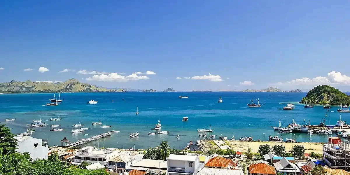 Labuan Bajo Sailing Cruise Port City - source wikimedia commons