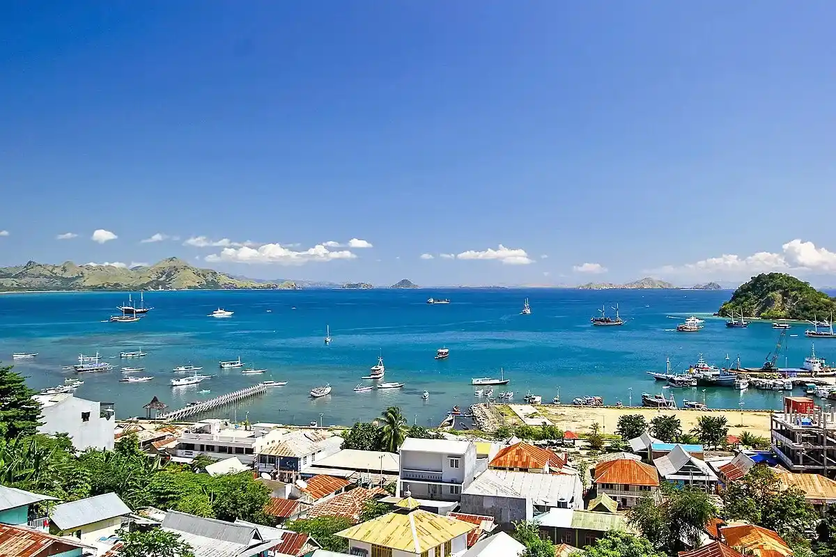 Labuan Bajo Sailing Cruise Port City - source wikimedia commons