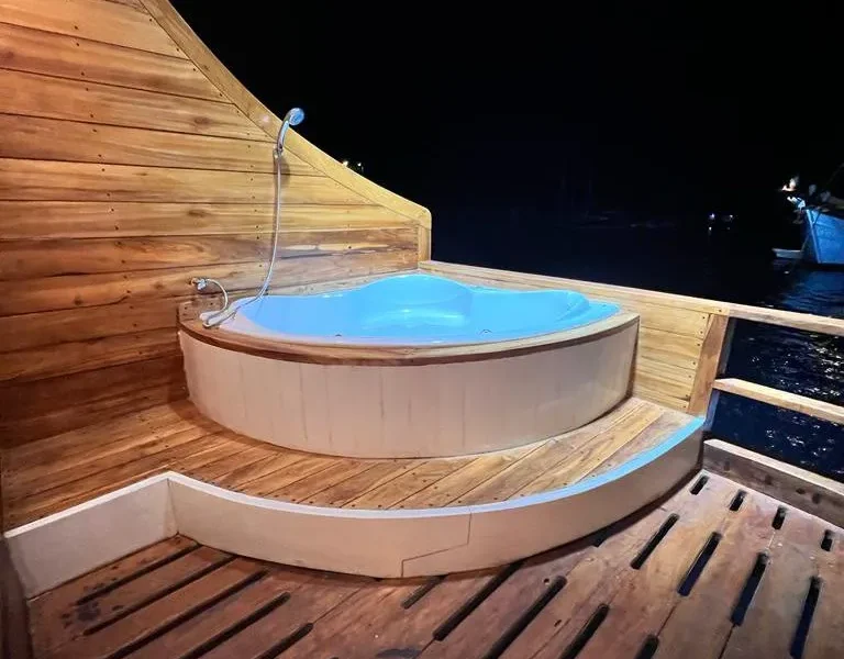 Jacuzzi in Lady Grace Cruise Phinisi - Komodo Luxury