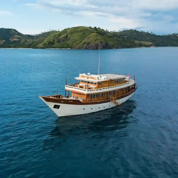 Mischief Yacht Cruise Phinisi Charter by Komodo Luxury