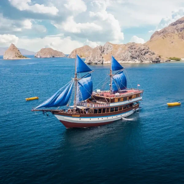 Mutiara Yacht Cruise Phinisi Charter by Komodo Luxury