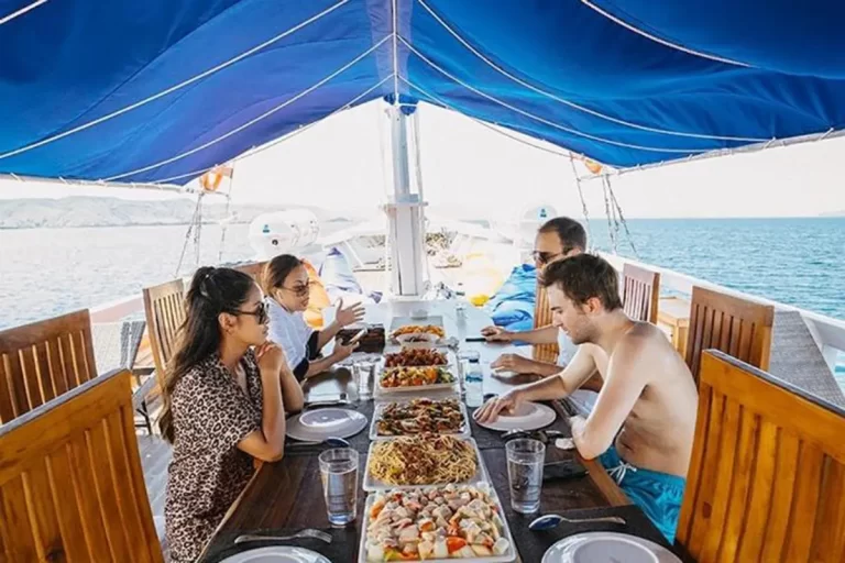 Outdoor Dining Area in Dream Ocean - KomodoLuxury