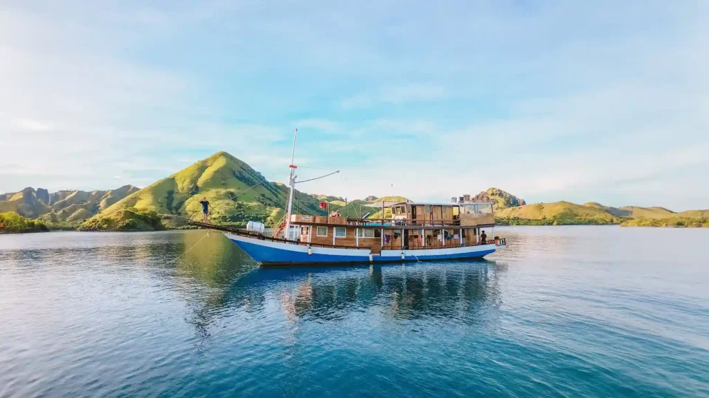 Pesona Bajo Yacht Cruise Phinisi Charter by Komodo Luxury