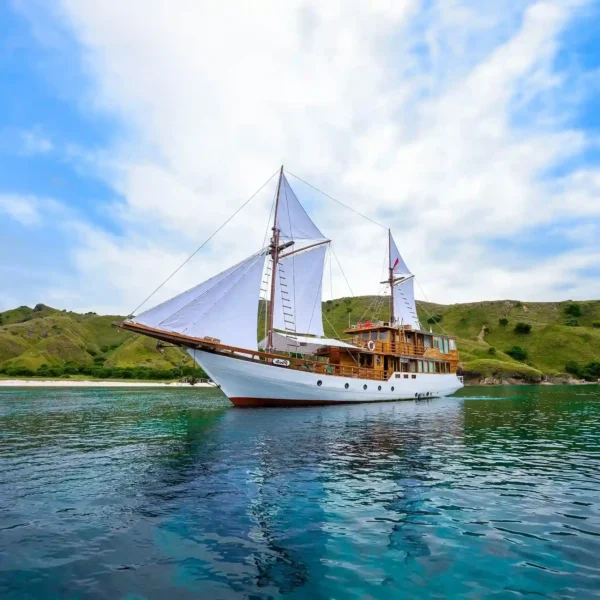 Pinta Yacht Cruise Phinisi - KomodoLuxury