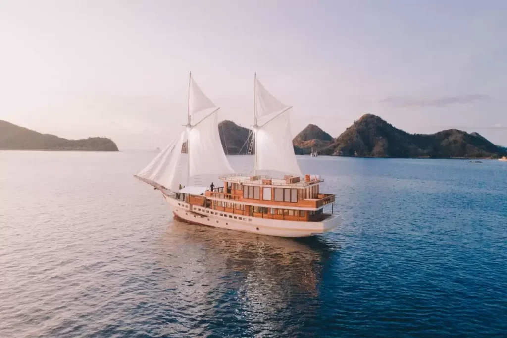 Elbark Cruise Exterior - Komodo Luxury