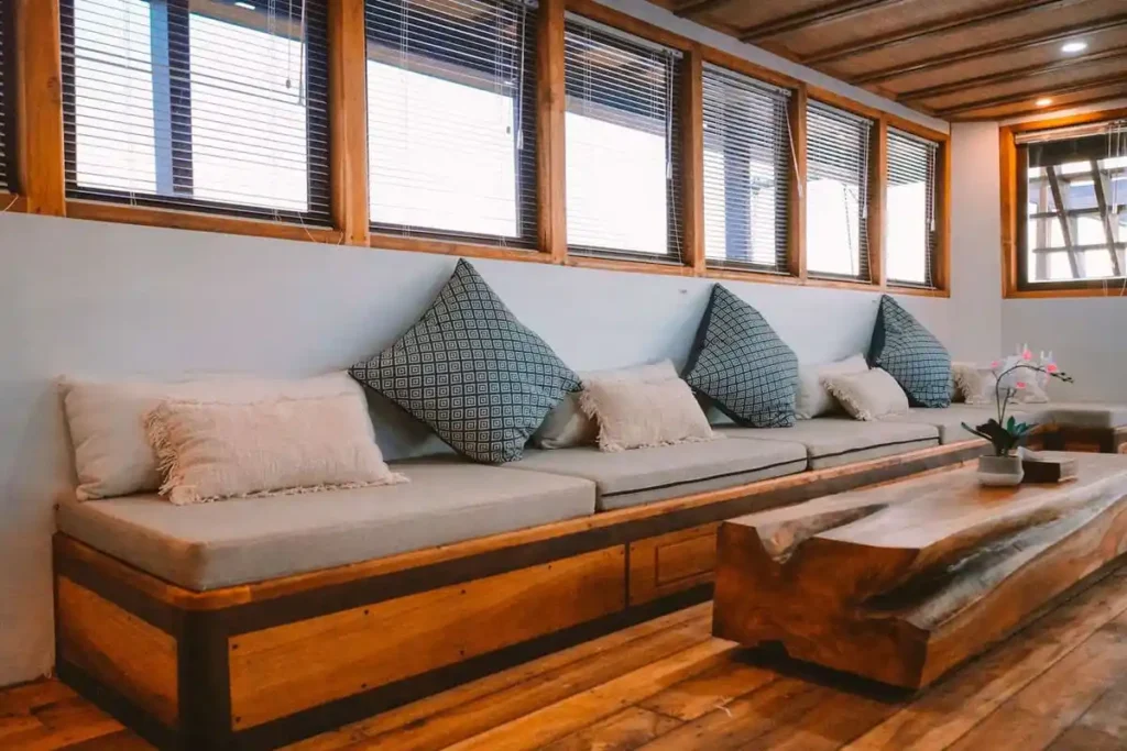 Elbark Cruise Phinisi Indoor Lounge - Komodo Luxury