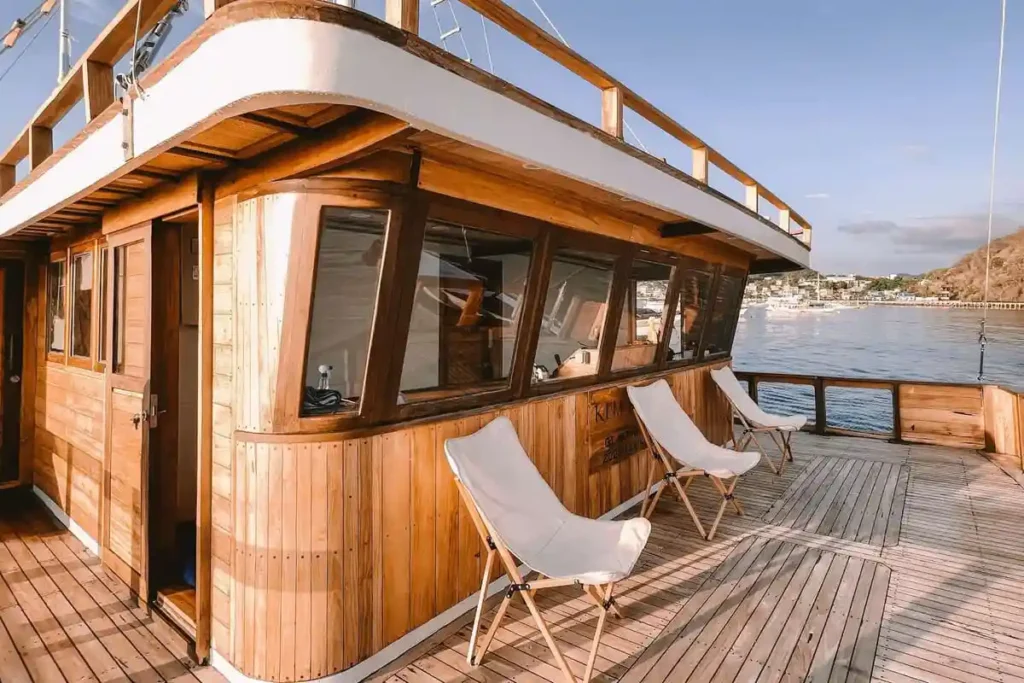 Elbark Cruise Phinisi Sundeck - Komodo Luxury
