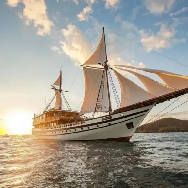 Ultimate Guide to Exploring Komodo Island with Luxury Yacht Charters in 2025