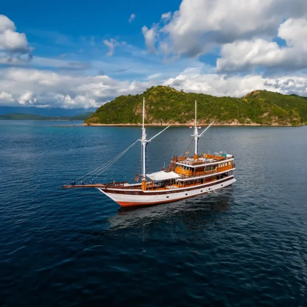 Refviero Yacht Cruise Phinisi - KomodoLuxury