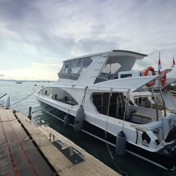 Royal Pesona Exterior Speedboat in Raja Ampat with Komodo Luxury