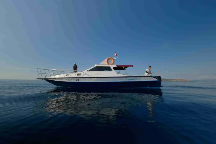 Riara Speedboat Exterior 3 - Komodo Luxury