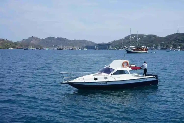 Riara Speedboat Exterior - Komodo Luxury