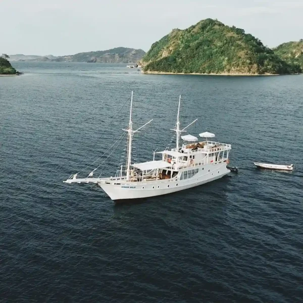 Sands Bajo Yacht Cruise Phinisi - KomodoLuxury