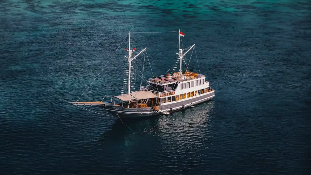 Semesta Yacht Cruise Phinisi Charter by Komodo Luxury