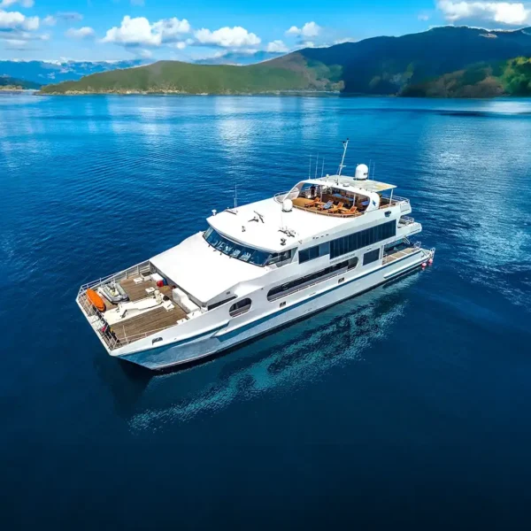 Solitude Advanture Yacht Cruise Phinisi Charter by Komodo Luxury