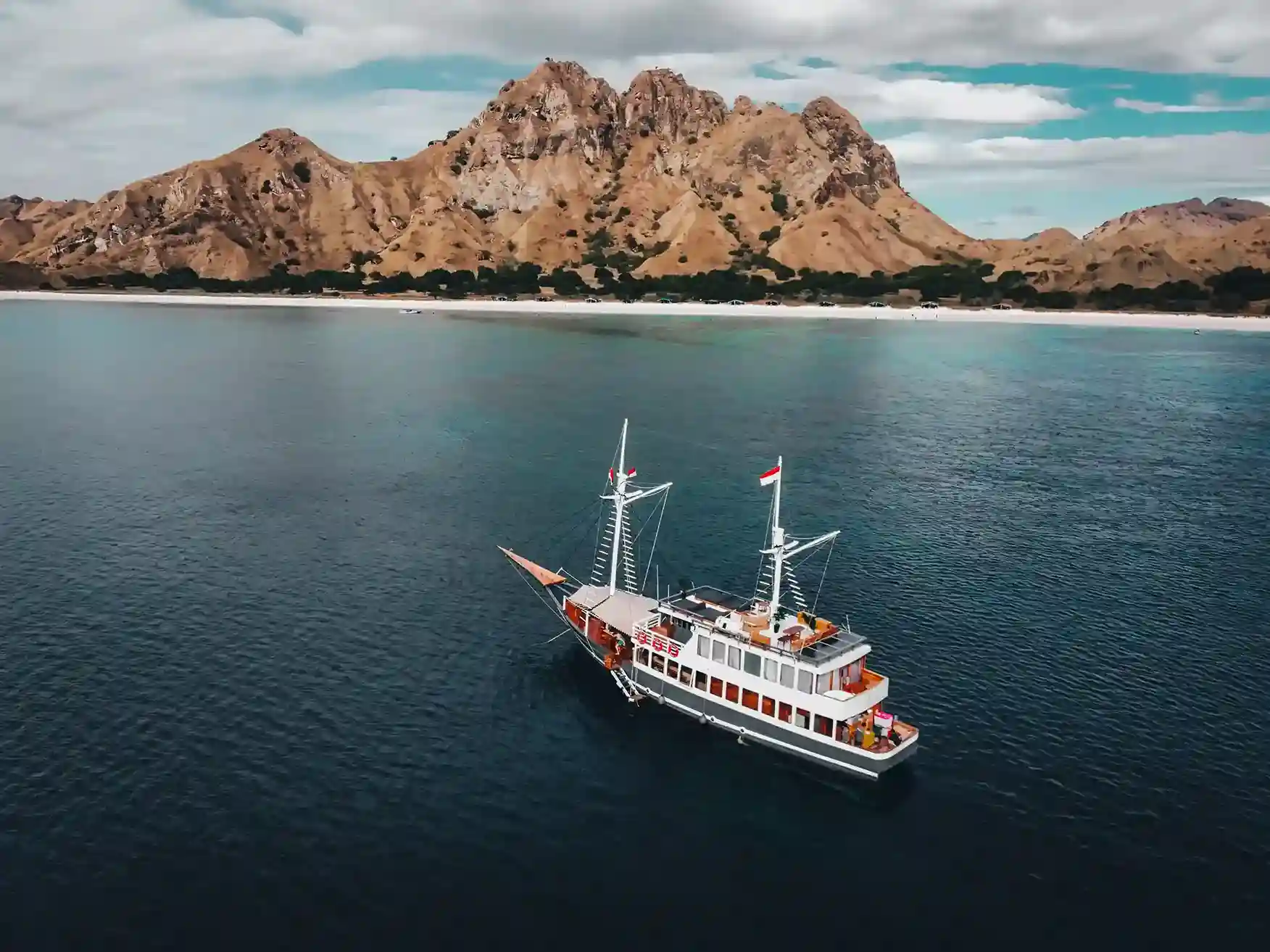 Semesta Voyages Phinisi Cruise | Komodo National Park | Komodo Luxury