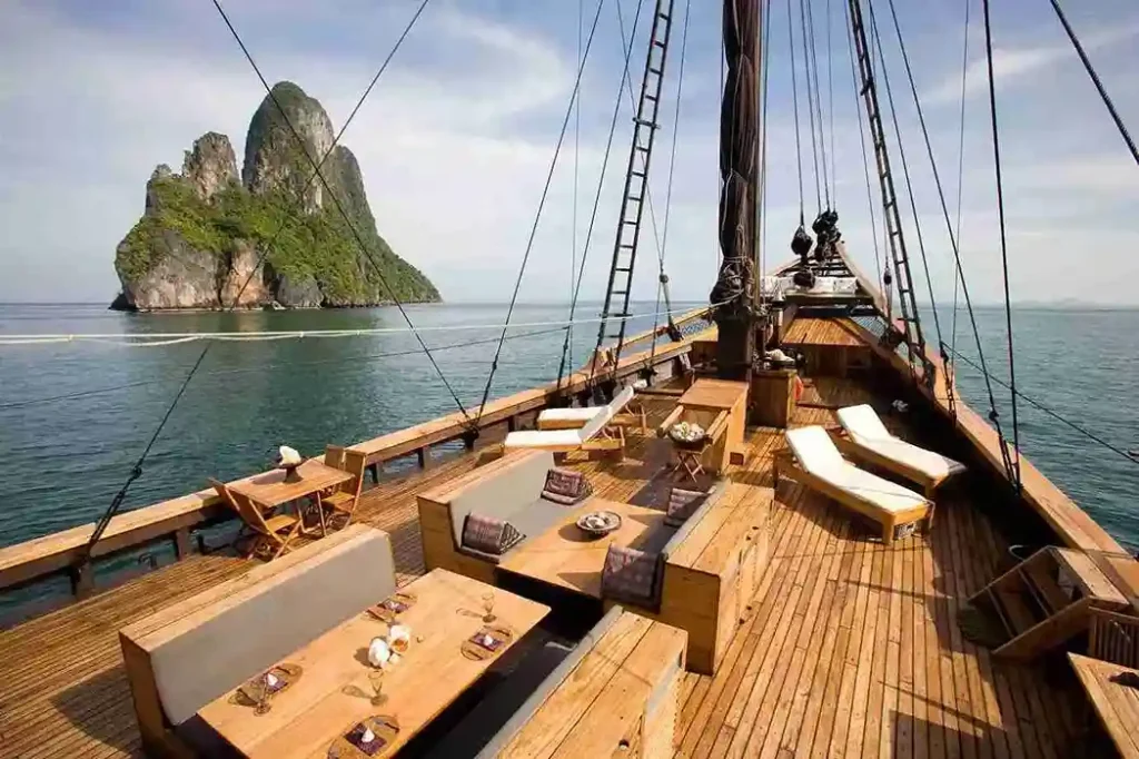 Silolona Yacht Cruise Sun Deck - Komodo Luxury