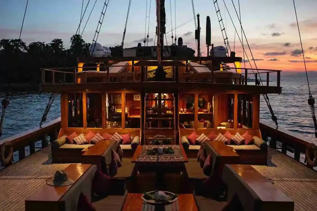 Silolona Yacht Cruise Main Deck - Komodo Luxury