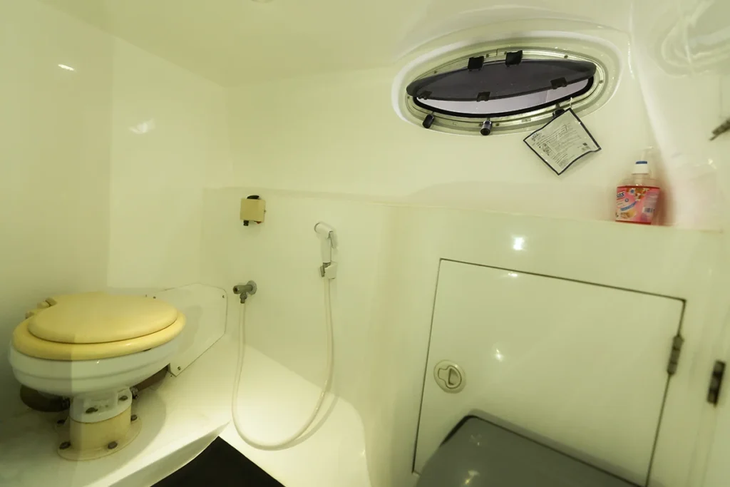 Sunset Speedboat Bathroom - Komodo Luxury