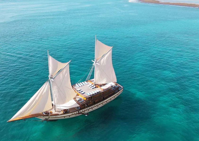 The Maj Oceanic Cruise Phinisi Exterior 2 - Komodo Luxury
